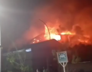 Kebakaran Hebat Melanda Pabrik Tisu di Karawang
