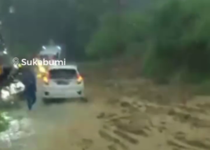 Akses Jalan Raya Sukabumi Terganggu Akibat Tanah Longsor