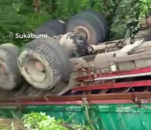 Truk Fuso Bermuatan 32 Ton Pasir Terjun ke Jurang