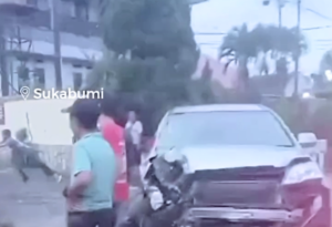 Kecelakaan di Depan Hotel Sekarwangi sebabkan Kemacetan Parah