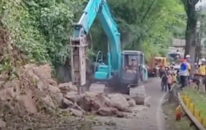 Longsor Tutup Jalan, Arus Lalu Lintas Soreang-Ciwidey Terganggu
