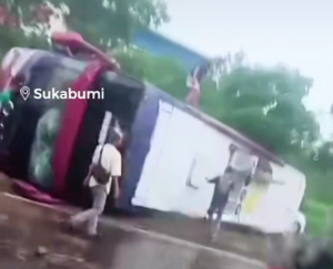 Bus Hiba Utama Sukabumi-Bekasi Terguling di Dayeuhluhur