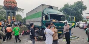 Truk Boks Besar Tabrak Beberapa Kendaraan di Tangerang