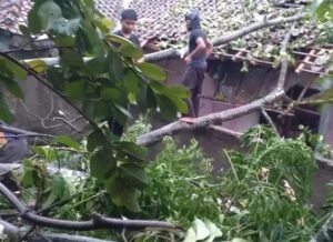 Angin Kencang dan Hujan Deras Melanda Kecamatan Sindangkerta