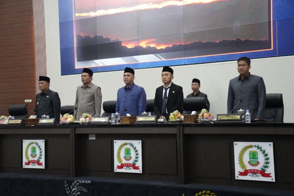 Pimpinan dan Anggota DPRD Kabupaten Karawang Hadir pada Rapat Paripurna