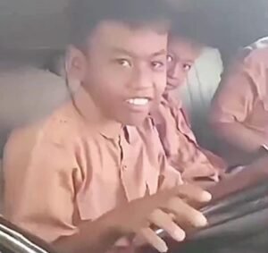 Viral! Anak Kendarai Mobil Pick Up Saat Pulang Sekolah di Madura