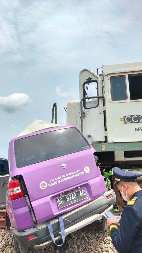 Ambulans Tertabrak Kereta di Tulungagung, 1 Orang Meninggal Dunia