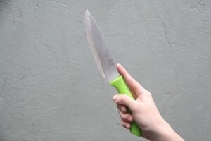 Seorang Ibu di Tegaldlimo Bawa Senjata Tajam saat Membonceng Anaknya