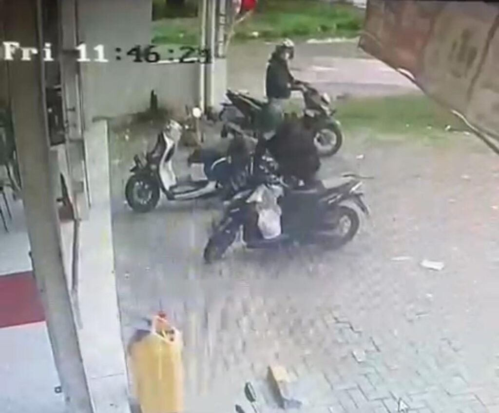 Waspada! Warga Karawang Kehilangan Sepeda Motor usai Berbelanja di Alfamart