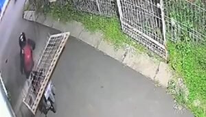 Aksi Pencurian Pagar Terekam CCTV di Ciputat Timur