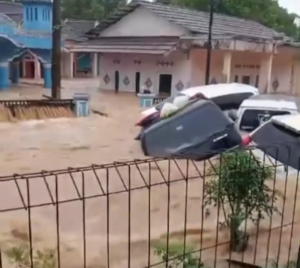 Sukabumi Diterjang Banjir Bandang, Sejumlah Mobil Terseret Arus
