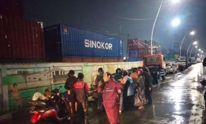 Pengendara Motor Tewas usai Tabrak Truk Trailer di Jakarta Utara