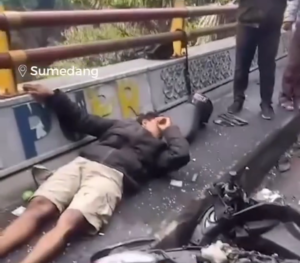 Kecelakaan di Cadas Pangeran, Angkot Terguling dan Dua Motor Terjatuh