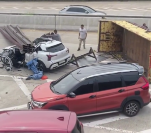Tragedi Tol Andara, Sebuah Mobil Hancur Tertimpa Pelat Besi