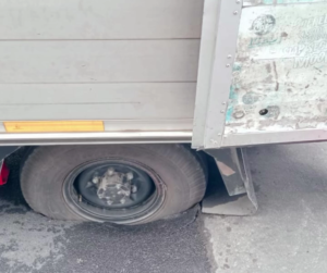 Mobil Boks Terperosok, Lalu Lintas Tersendat di Jalan Sunda Bandung