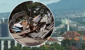Satpol PP Kota Bandung Tertibkan Bangunan Liar di Depan Balai Yasa PT KAI