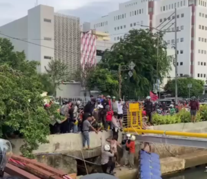 Hindari Amukan Warga, Seorang Jambret Terjun ke Kali Gunsar