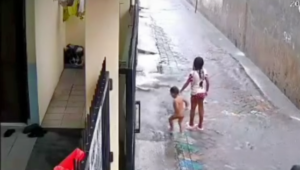 Tragis! Balita Terpeleset dan Hanyut di Selokan Surabaya