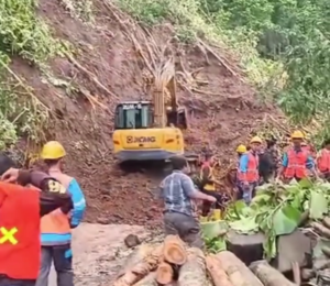 Longsor Lumpuhkan Jalan Nasional Bagbagan-Kiaradua Sukabumi