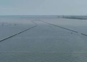 Nelayan Tangerang Keluhkan Pagar Laut Misterius 30 km