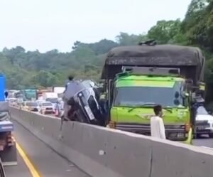 Mobil Avanza Hantam Pembatas Jalan di Tol Cipularang