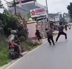 Polisi Bandar Lampung Lakukan Aksi Heroik untuk Lindungi Warga