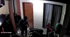 Aksi Pencurian Motor Terekam CCTV di Mustikajaya Bekasi