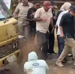Tinjau Kerusakan Jalan, DPRD Lampung Diciprat Air Genangan