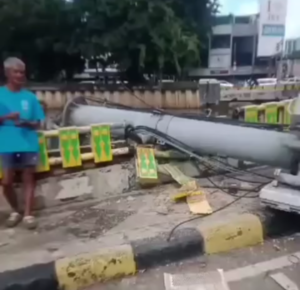 Angin Kencang Sebabkan Tiang BTS Roboh di Jakarta Pusat
