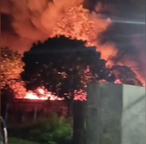 Kebakaran Melanda Gudang Limbah Karet di Bantargebang