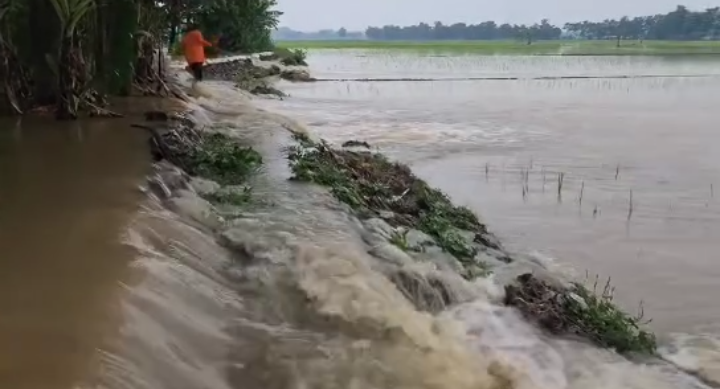 Banjir sebabkan 5 Titik Aliran Sungai Cikamangi Majalengka Jebol