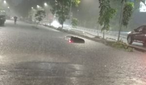 Nahas! Minibus Jatuh ke Kali Belakang Pergudangan Muara Karang
