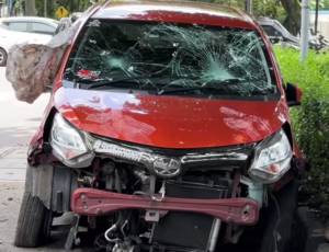 Pengemudi Diduga Mabuk, Mobil Tabrak Tiang Listrik di Bandung