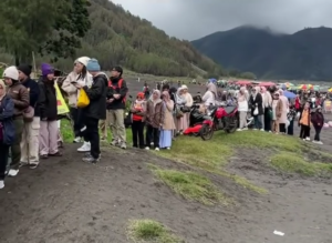 Pengunjung Bromo saat Libur Panjang Melonjak, Antrean Mengular