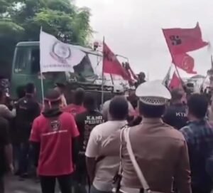 Ratusan Sopir Truk Gelar Aksi Unjuk Rasa di Depan NPCT1