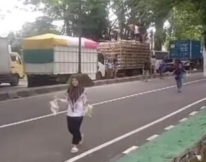 Terjebak Macet 13 Jam, Sopir Truk Bagikan Ayam di Maros