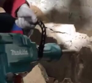 Sadis! Pekerja Proyek Bunuh dan Cor Pemilik Toko di Pulogadung