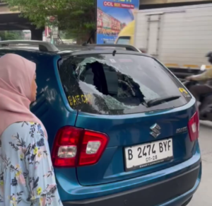 Tak Terima Disenggol, Pengendara Motor Hancurkan Kaca Mobil