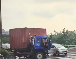 Kecelakaan Tunggal di Tol Ir. Wiyoto Wiyono, Truk Trailer Terguling