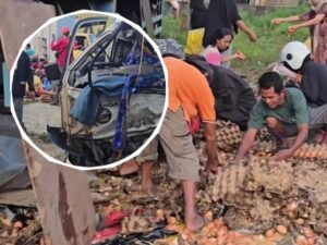 Miris! Warga Labusel Berebut Telur di Lokasi Kecelakaan