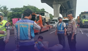 Nekat Menyeberang Tol, Pria 68 Tahun Tewas Tertabrak Bus