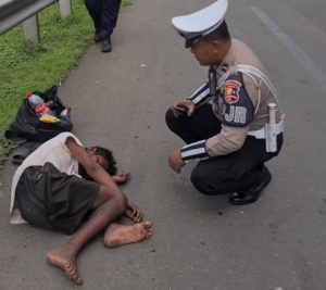 Seorang Pria Diduga ODGJ Tidur di Tengah Tol Jakarta-Cikampek
