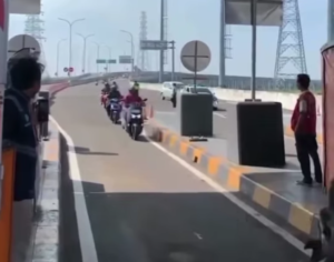 Polisi Izinkan Pengendara Motor Masuk Tol akibat Banjir