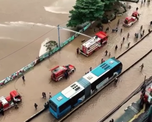 Tim Damkar DKI Pompa Air untuk Atasi Banjir Jakarta