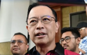 Tom Lembong Jalani Sidang Perdana, Anies Hadir Beri Dukungan