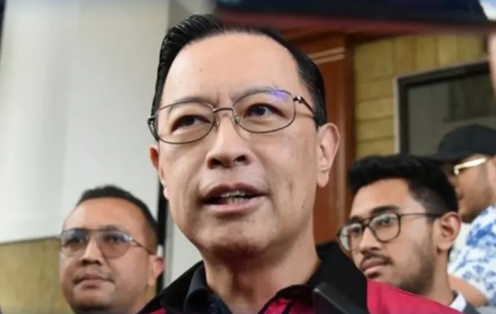Tom Lembong Jalani Sidang Perdana, Anies Hadir Beri Dukungan