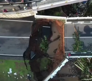 Nahas! Jembatan Kemang Pratama Bekasi Amblas Diterjang Banjir