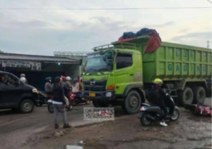 Nahas! Pengendara Motor Ditabrak Truk Tanah di Solear