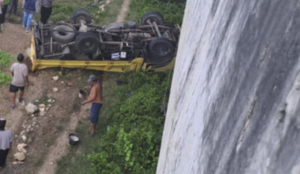 Tragis! Truk Terjun dari Tol Cibitung-Tanjung Priok, 2 Orang Terluka
