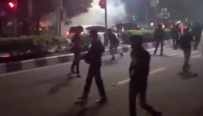 Demo Tolak UU TNI di Karawang Berakhir Ricuh, 2 Mahasiswa Diamankan